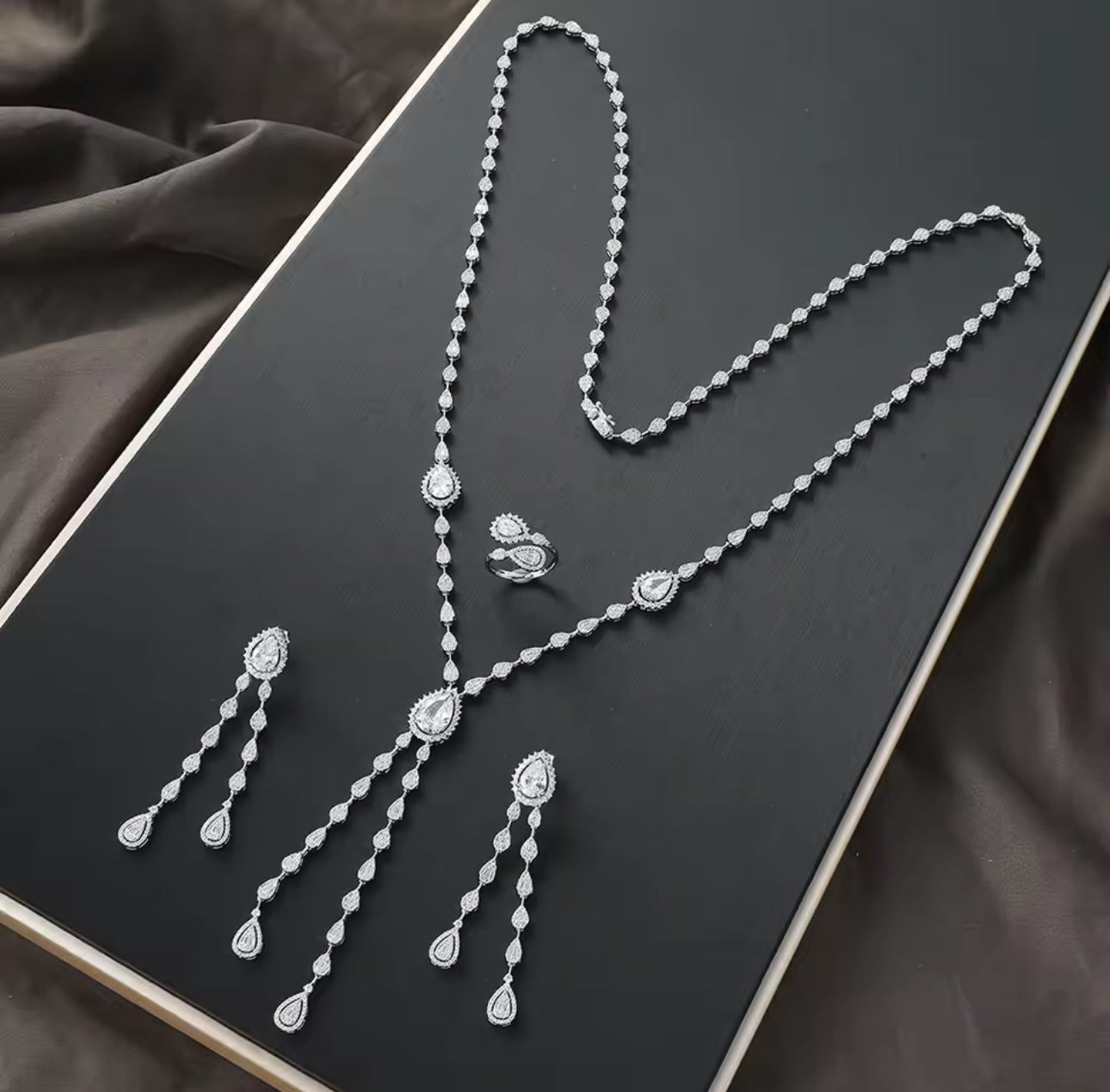 طقم نورين فضي