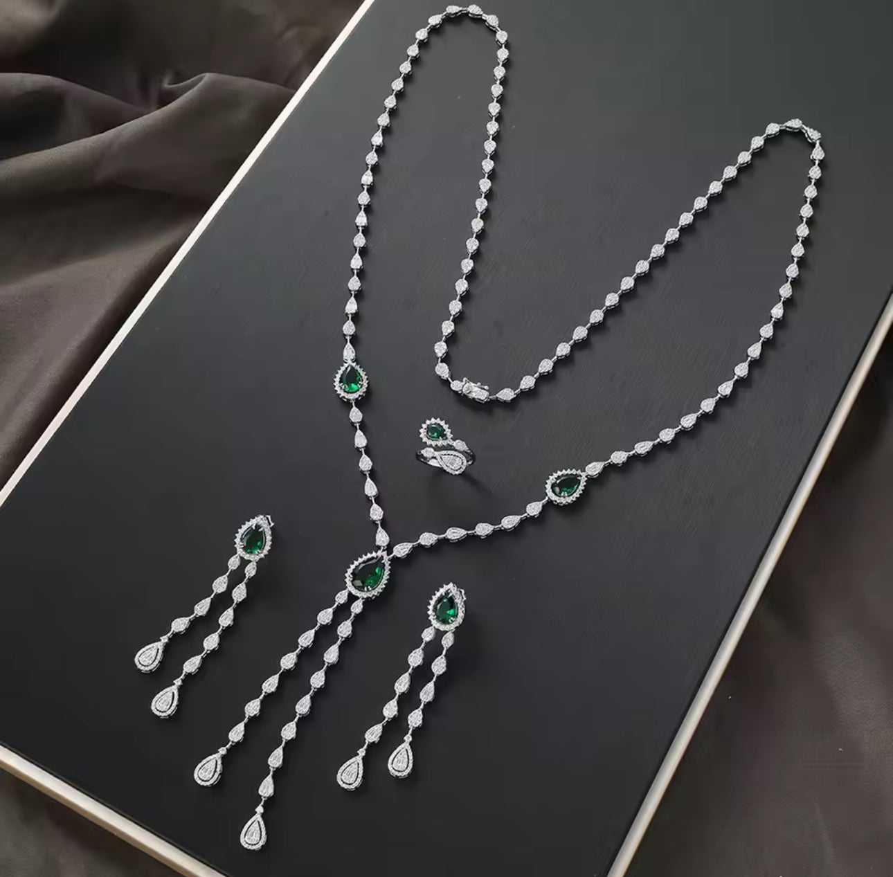طقم نورين اخضر