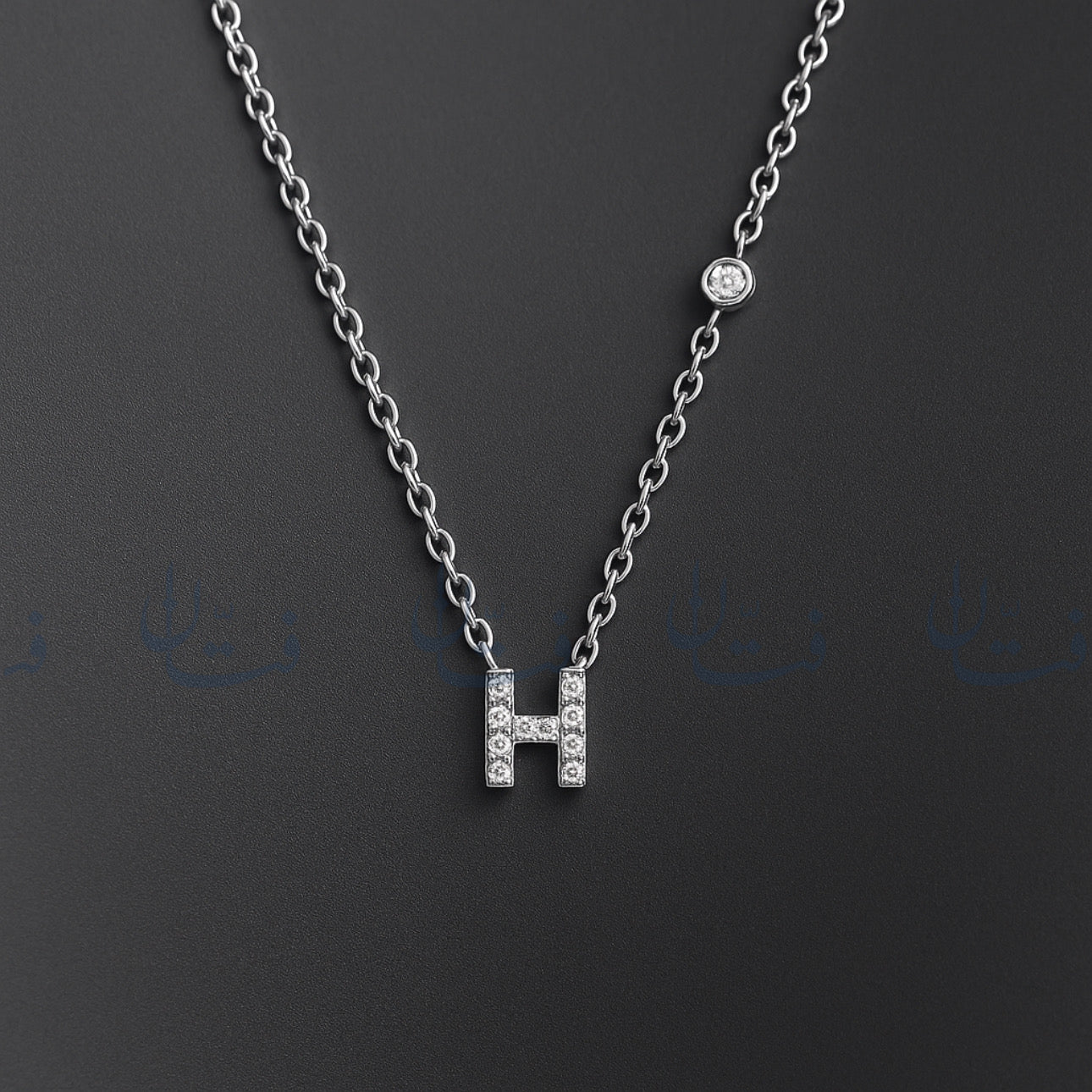 حرف H فضي